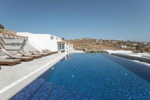 帕瑞加Lectus Mykonos的白色建筑旁的蓝色海水游泳池