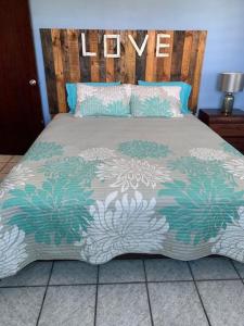 别克斯Esperanza Inn Guesthouse的一间卧室配有一张带木制床头板的床