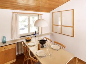 伦策海德Adele (704 De)的厨房配有桌椅和窗户。