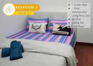 莎阿南3R2B Cozy Homestay, 1-9 Pax - GA1的一间卧室配有床和枕头