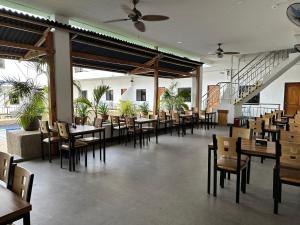 邦劳MGH Alona Resort的一间带桌椅的用餐室和楼梯