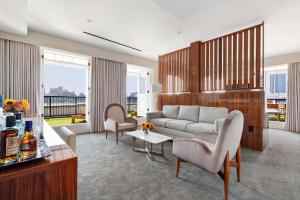 纽约33 Seaport Hotel New York的客厅配有沙发和桌子