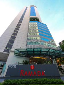 吉隆坡RS Suites In Bukit Bintang的前面有酒店标志的高楼