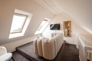 蒂门多弗施特兰德SAND Lifestylehotel的阁楼客厅配有沙发和窗户。