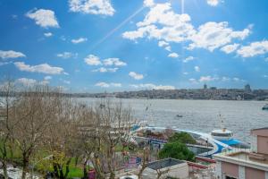 伊斯坦布尔216 Bosphorus Suite的滑轮滑行车享有水景