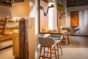 蒂门多弗施特兰德SAND Lifestylehotel的厨房配有桌椅和冰箱。