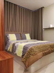 马尼拉Adria Residences - Ruby Garden - 2 Bedroom for 4 person的一间卧室,卧室内配有床帘