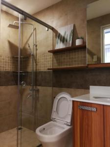 马尼拉Adria Residences - Ruby Garden - 2 Bedroom for 4 person的一间带卫生间和玻璃淋浴间的浴室