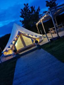 利马瓦迪Carrowmena Family Glamping Site & Activity Centre的夜间在甲板上搭帐篷