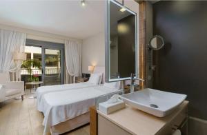 罗希姆诺Aegean Pearl的酒店客房设有床和水槽