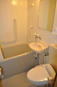 高知高知龙马酒店 的浴室配有卫生间、盥洗盆和浴缸。