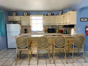 别克斯Esperanza Inn Guesthouse的厨房配有大型木桌和椅子