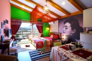 束草市卡萨西拉克住宿加早餐旅馆的一间设有床铺和绿色墙壁的客房