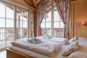皮森多夫AvenidA Panorama Chalet by Alpin Rentals的带窗户的客房内的两张床