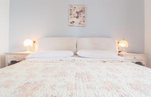 梅纳焦Casa Rosa di Luisa的一间卧室配有白色床和2个床头柜