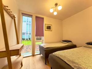 卑尔根Cityfjord apartment in Bergen centrum的一间卧室设有两张床和窗户。