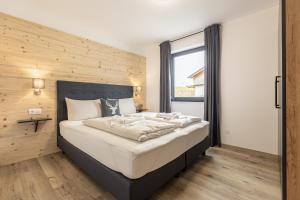 因泽尔Inzell Chalets by ALPS RESORTS的一间卧室设有一张大床和一个窗户。