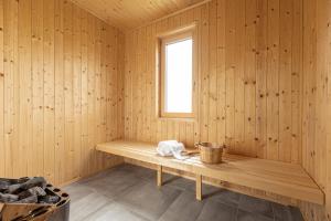 因泽尔Inzell Chalets by ALPS RESORTS的木制桑拿房,设有长凳和窗户
