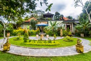 BangliAsli Bali Villas的房屋前的花园
