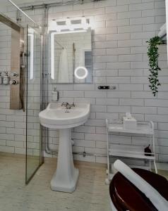 默勒Villa Brunnby的白色的浴室设有水槽和镜子