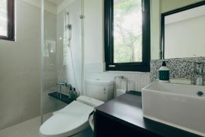 九份缓慢金瓜石 的一间带水槽、卫生间和镜子的浴室