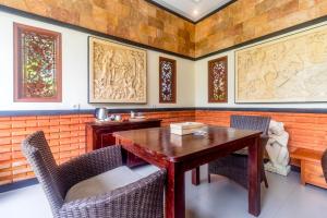 BangliAsli Bali Villas的一间带木桌和椅子的用餐室