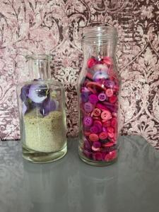 巴伦德雷赫特Bed and breakfast devijfbees的两个装满珠子的玻璃瓶子
