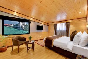 TādongSumi Shangrila Deorali Gangtok的一间卧室设有一张床和一个大窗户
