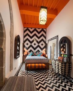 索维拉Salut Maroc!的一间卧室设有两张床和一面镜子