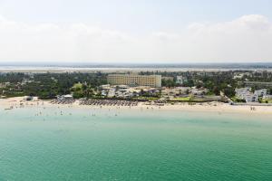 莫纳斯提尔One Resort Jockey Monastir的和水中的人一起欣赏海滩的空中景色