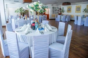霍雷祖何勒祖酒店的客房内的白色桌子和白色椅子
