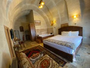 阿瓦诺斯阿瓦诺斯套房酒店的卧室配有床和浴缸