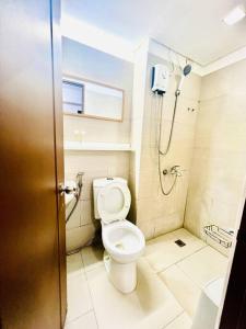 马尼拉Cozy Place Anuva Residences的一间带卫生间和淋浴的浴室