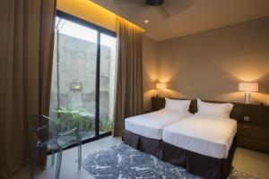关丹斯莱马酒店的酒店客房设有一张床和一个大窗户
