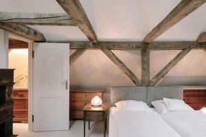萨勒Apartment Alte Schmiede的一间卧室设有两张床和木制天花板