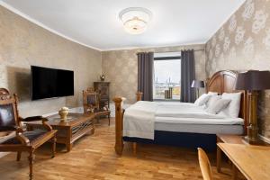 韦特兰达韦特兰达斯坦茨贝斯特韦斯特酒店的酒店客房设有一张大床和一台电视。
