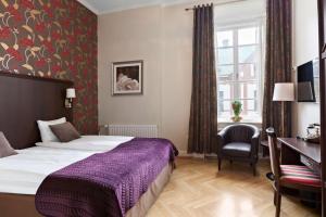 韦特兰达韦特兰达斯坦茨贝斯特韦斯特酒店的配有一张床、一张书桌和一扇窗户的酒店客房
