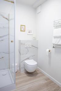 什切青Space Apartments Old Town - River View的白色的浴室设有卫生间和淋浴。