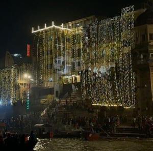 瓦拉纳西Hotel Sita Palace On Heritage Ghats Of Benaras的一座大建筑,晚上有圣诞灯