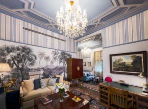 新德里克拉瑞芝新德里酒店的带沙发和吊灯的客厅