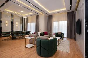 开罗Kattameya dunes 4 master bedrooms villa的客厅配有沙发、椅子和桌子