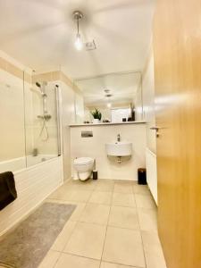 珀斯Casa Kerr @ The Broch的浴室配有卫生间、盥洗盆和淋浴。