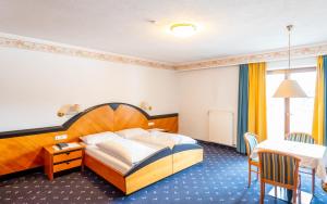 布鲁尼科瑞彭特格霍夫酒店的酒店客房配有一张床铺和一张桌子。