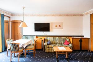 布鲁尼科瑞彭特格霍夫酒店的酒店客房设有沙发和桌子