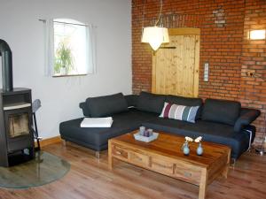伯格奥夫费马恩迪埃施米德公寓的带沙发和咖啡桌的客厅