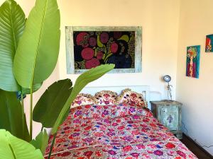 布达佩斯Lovely cosy art flat的一间卧室配有一张带彩色床罩的床