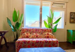布达佩斯Lovely cosy art flat的带沙发和窗户的客厅