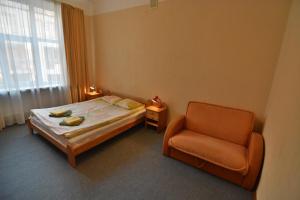 里加Hotel Multilux with Self Check-in的卧室配有床、椅子和窗户。