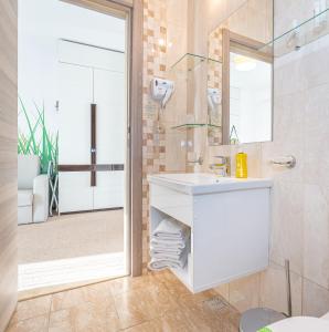 曼加利亚Mera Brise的浴室设有白色水槽和镜子