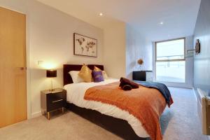 谢菲尔德Home Away From Home - Contractors & Leisure的一间卧室设有一张大床和一个窗户。